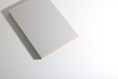 Beyaz arkaplanda tahta yonga