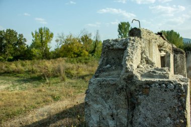 Eski şehirde büyük bir taşla antik kalıntılar.