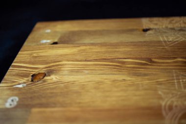 Ahşap desenli ahşap masa.