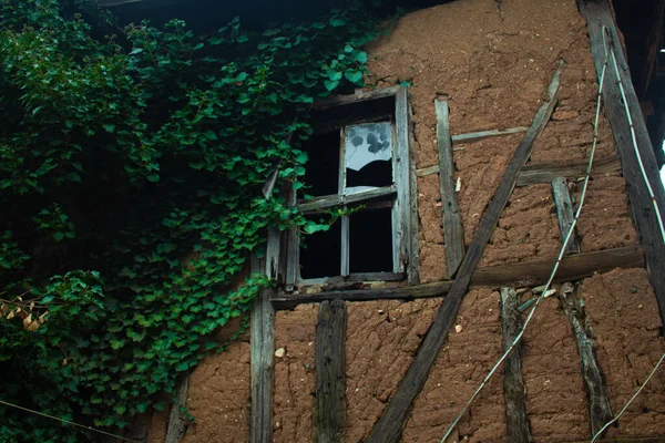 Şehirde Terk Edilmiş Eski Bir — Stok fotoğraf