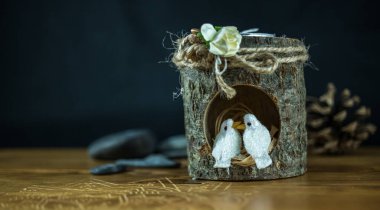 Tahta bir arka planda, noel sepetinde bir kavanoz küçük oğlan. metin için boşluk kopyala.