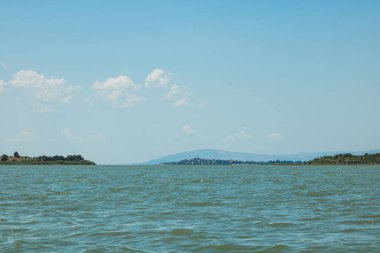 Güneş doğarken güzel deniz kıyısı. Yengeç 'in plajından manzara