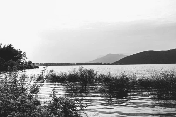 Göl ve dağlarla kaplı manzara