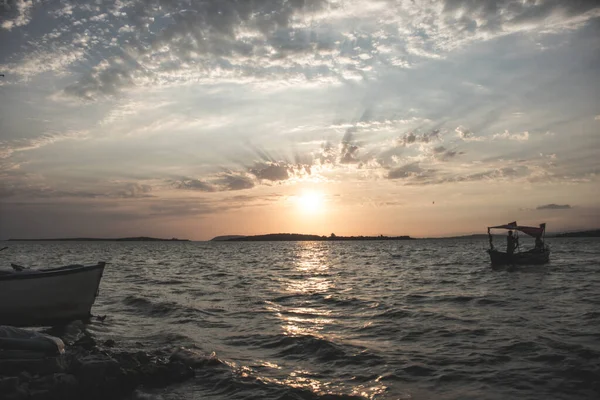 Günbatımlı tekneler ve göl