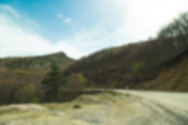 Dağların ve ormanın bulanık arkaplanı