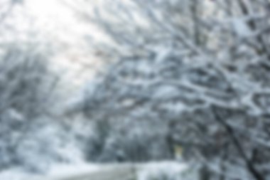 Bokeh ve beyaz kar ile bulanık arkaplan