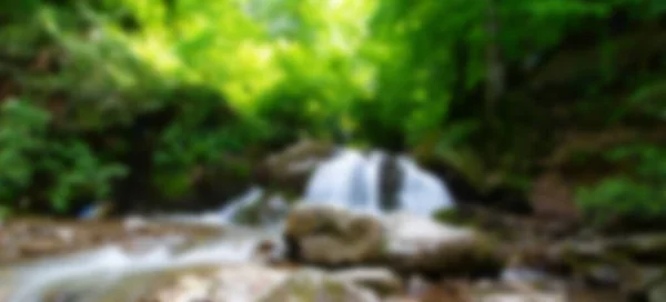 Wunderschöne Landschaft Mit Einem Fluss Und Einem Kleinen Wasserfall — Stockfoto