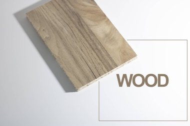 Masanın üzerinde siyah saplı, beyaz tahta üzerine izole edilmiş bir kişinin kafasının yakın çekimi.