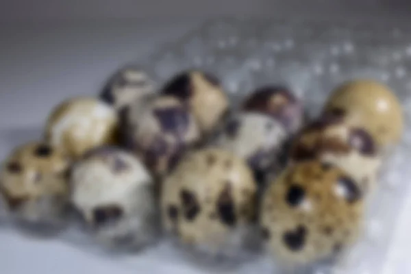 Küçük beyaz, siyah ve kahverengi yumurtalardan oluşan bir gruba yakın durun.