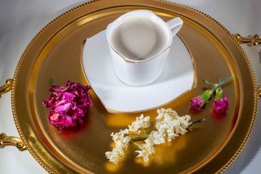 Kahve, çiçekler ve merhem..