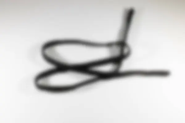 灰色の背景がぼやけている黒いロープ — ストック写真