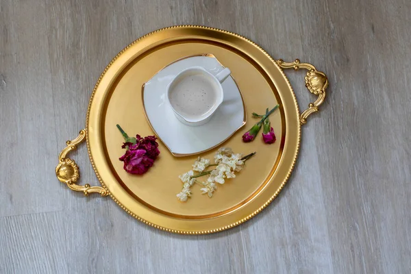 Kahve, çiçekler ve merhem..