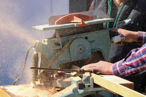 Trabajador Cortando Madera Con Sierra Circular — Foto de Stock