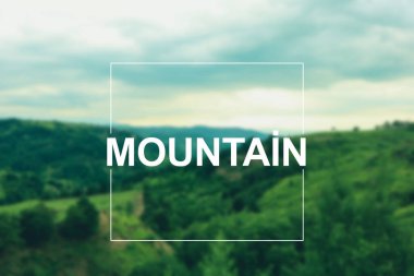 Yeşil dağ ve mavi gökyüzü bulanıklaştı. Dağ yazısı