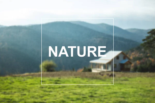 Haus Und Berg Verschwimmen Die Natur Schreibt — Stockfoto