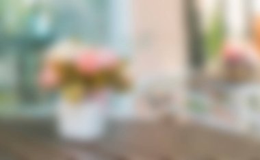 Masanın üzerine gül buketi