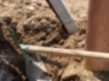 İnşaat işçisinin arka planı bulanık ve yakın plan çekilmiş bir fotoğrafı.