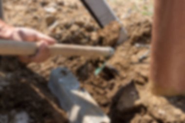 Bir adamın bıçakla çit kazmasına yakın plan..