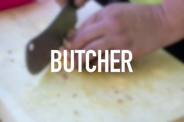 Büyük pencereli beyaz tişörtlü genç bir adama yaklaş. Kasap şöyle yazmış: