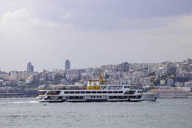 Şehir, liman, evler, mimari, tekneler ve binalar, mavi gökyüzü ve bulutlu gökyüzü.
