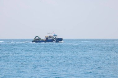 Limandaki kargo gemisi.