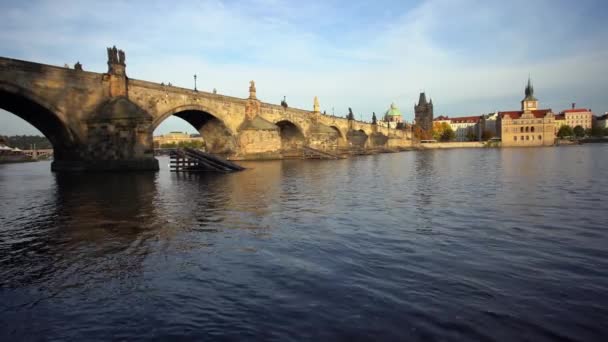 Çek Cumhuriyeti Nde Günbatımında Prag Merkezinde Charles Köprüsü Akan Vltava — Stok video