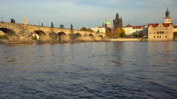 Çek Cumhuriyeti Nde Günbatımında Prag Merkezinde Charles Köprüsü Akan Vltava — Stok video