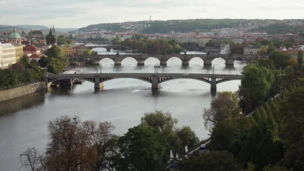 Tiro Movimiento Panorama Praga Vista Del Río Moldava Puentes Sobre — Vídeos de Stock