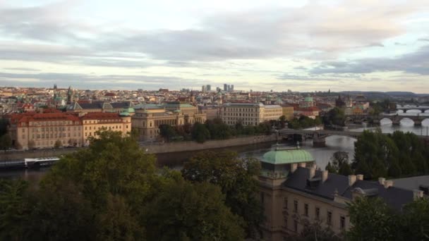 Pohled Tekoucí Řeku Vltavu Centru Prahy Při Západu Slunce Oblačného — Stock video
