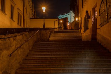 Gece bir sokak lambasından gelen ışık. Czech Cumhuriyeti 'nin eski Prag kasabasında geceleyin parlayan lamba