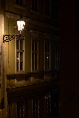Çek Cumhuriyeti 'nin eski Prag kentinin göbeğindeki yağmur sonrası sokak lambası ve kaldırımda kaldırım taşları ve ışık yansımaları