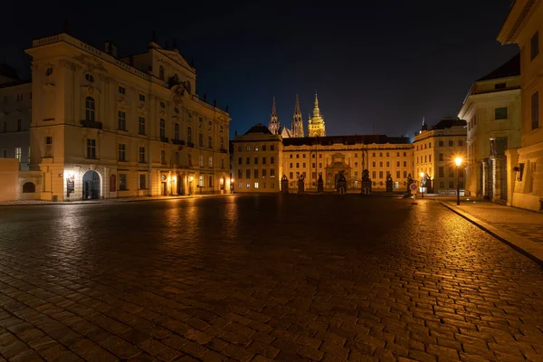 Luz Uma Luz Rua Iluminada Uma Rua Cidade Noite Lâmpada — Fotografia de Stock