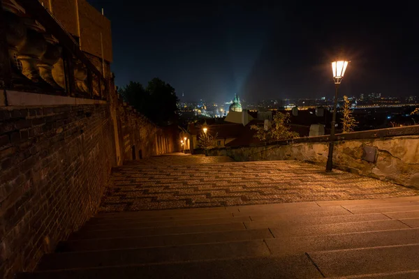 Luz Una Luz Calle Iluminada Una Calle Ciudad Por Noche — Foto de Stock