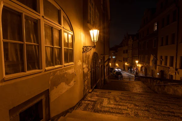 Свет Зажженной Уличной Лампочки Улице Ночью Светящаяся Лампа Ночью Старом — стоковое фото