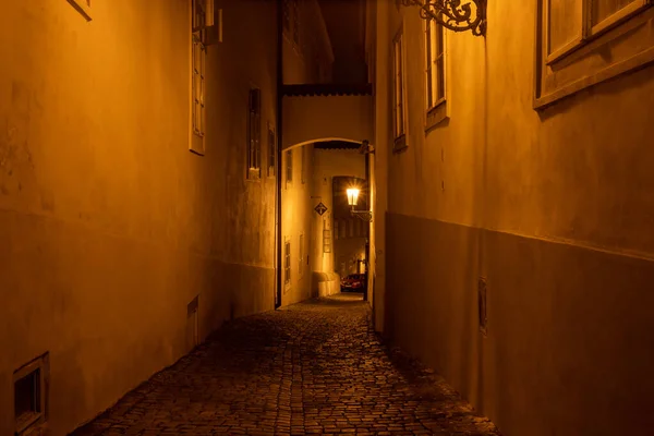 Licht Von Einer Beleuchteten Straßenlaterne Einer Stadtstraße Der Nacht Glühende — Stockfoto