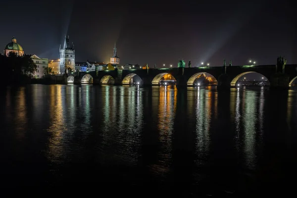 Közvilágítás Fény Tőle Károly Hídon Századból Moldva Folyón Világ Tükröződései — Stock Fotó