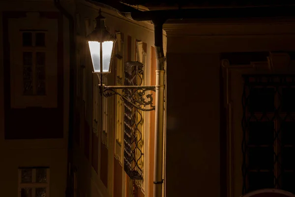 Lampadaire Trottoir Avec Pavés Reflets Lumineux Après Pluie Dans Centre — Photo