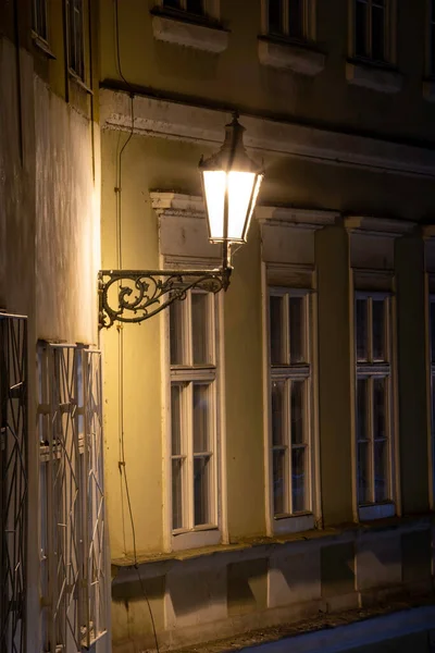 Уличная Лампа Тротуар Булыжниками Световыми Отражениями После Дождя Центре Старого — стоковое фото