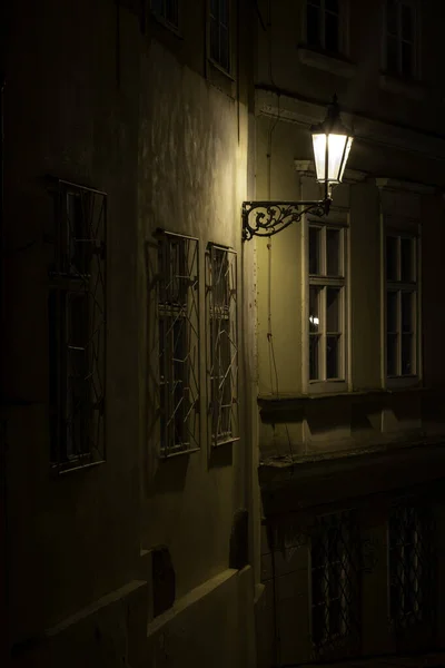 Çek Cumhuriyeti Nin Eski Prag Kentinin Göbeğindeki Yağmur Sonrası Sokak — Stok fotoğraf