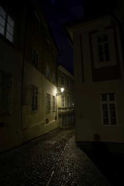 Çek Cumhuriyeti Nin Eski Prag Kentinin Göbeğindeki Yağmur Sonrası Sokak — Stok fotoğraf