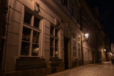 Gece bir sokak lambasından gelen ışık. Czech Cumhuriyeti 'nin eski Prag kasabasında geceleyin parlayan lamba