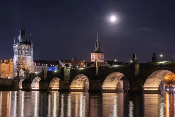 Ponte Charles Século Xiv Sobre Rio Vltava Reflexões Mundo Céu — Fotografia de Stock