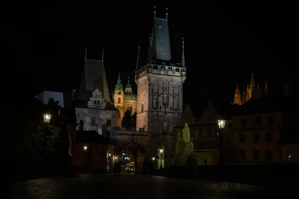 Вид Реку Влтаву Ночью Мосты Уличные Фонари Центре Праги Чешской — стоковое фото