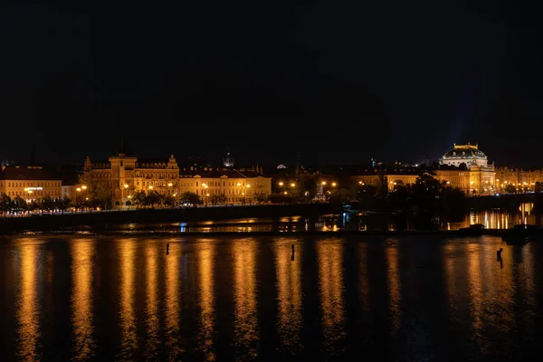 歩道用の舗装ブロックと カレル橋の街路灯からの光1402年からチェコ共和国プラハ旧市街の夜 — ストック写真