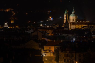 Vltava nehri etrafındaki sokak ışıkları ve Prag 'ın merkezinde Vltava nehri üzerindeki köprüleri aydınlatıyor.