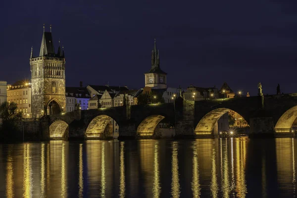 Ponte Charles Centro Praga Rio Vltava Noite Reflexos Luz Superfície — Fotografia de Stock