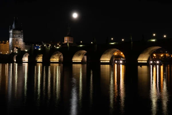 Charles Bridge Center Prague Vltava River Night Reflections Light Surface — Stock Photo, Image
