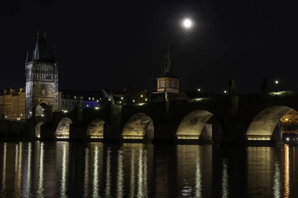 Ponte Charles Centro Praga Rio Vltava Noite Reflexos Luz Superfície — Fotografia de Stock