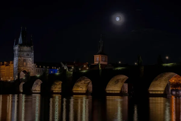 Geceleri Vltava Nehri Manzarası Prag Merkezindeki Köprüler Sokak Lambaları — Stok fotoğraf