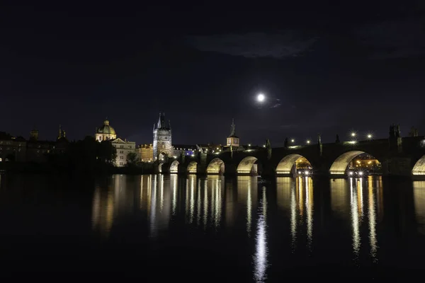 Уличные Огни Свет Карлов Мост Xiv Века Реке Влтаве Отражения — стоковое фото